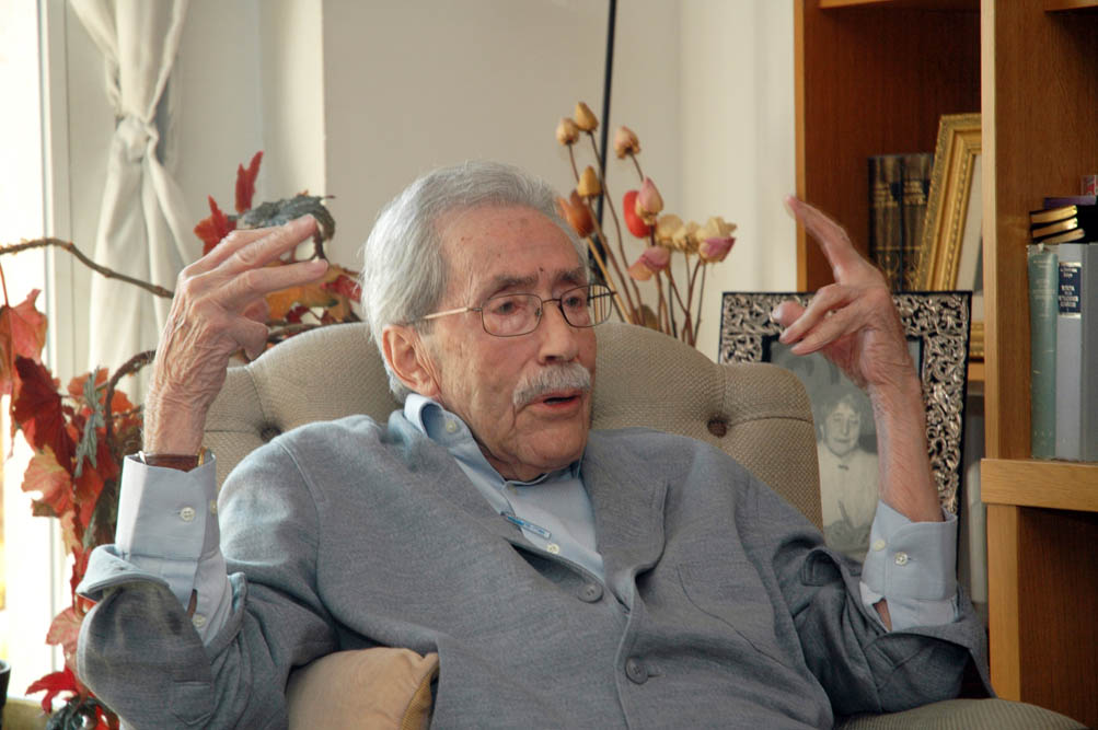 Jesús de la Serna, en su domicilio en Madrid, junto a un retrato de su abuela, Concha Espina, en abril de 2012 / Pedro Sanz